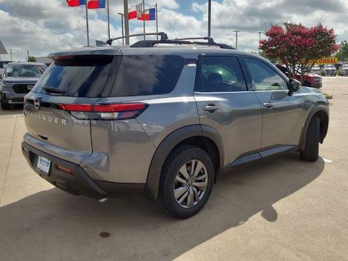 Used 2025 Nissan Pathfinder SV FWD image 5
