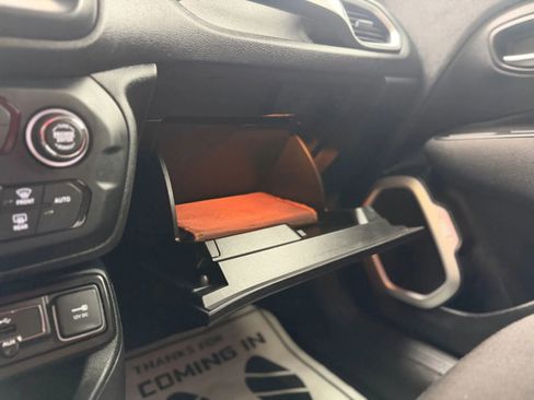 Used 2018 Jeep Renegade Latitude w/ UConnect 8.4 Nav Group image 17