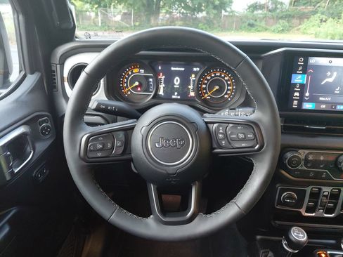 Used 2025 Jeep Wrangler Unlimited Sport AWD/4WD image 4