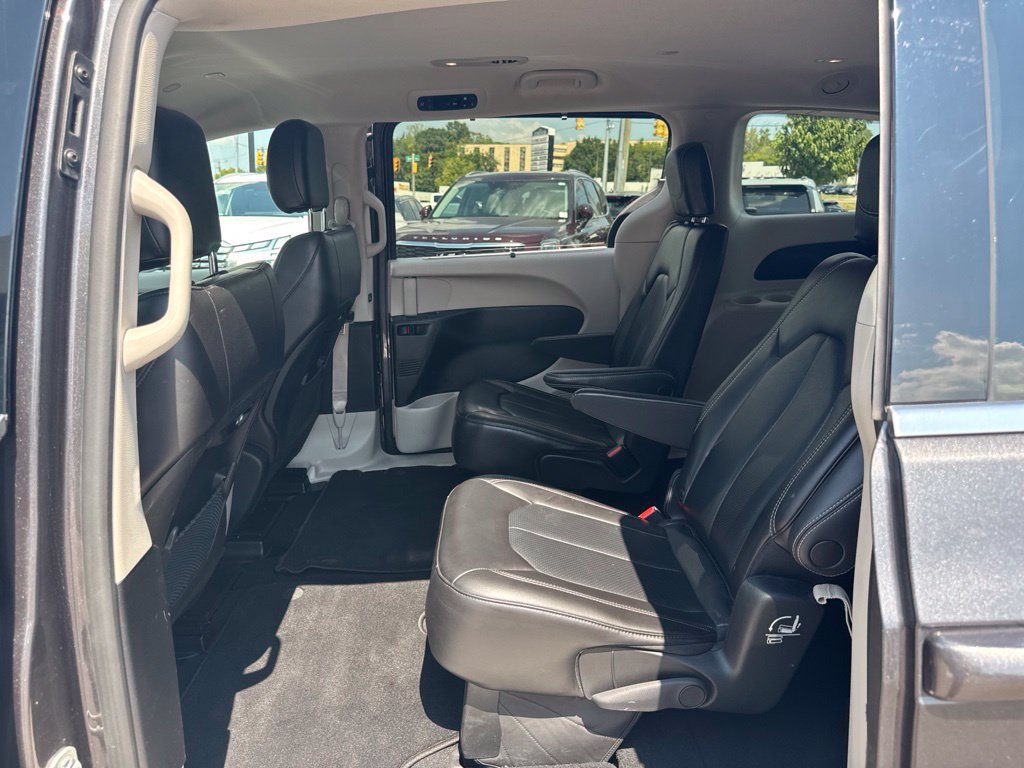 Used 2023 Chrysler Pacifica Touring-L FWD image 24