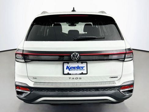 Used 2025 Volkswagen Taos SE AWD/4WD image 5