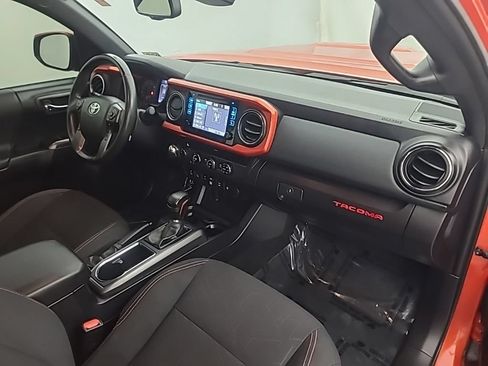 Used 2018 Toyota Tacoma TRD Sport w/ Technology Package AWD/4WD image 15