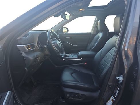 Used 2023 Toyota Highlander XLE image 9