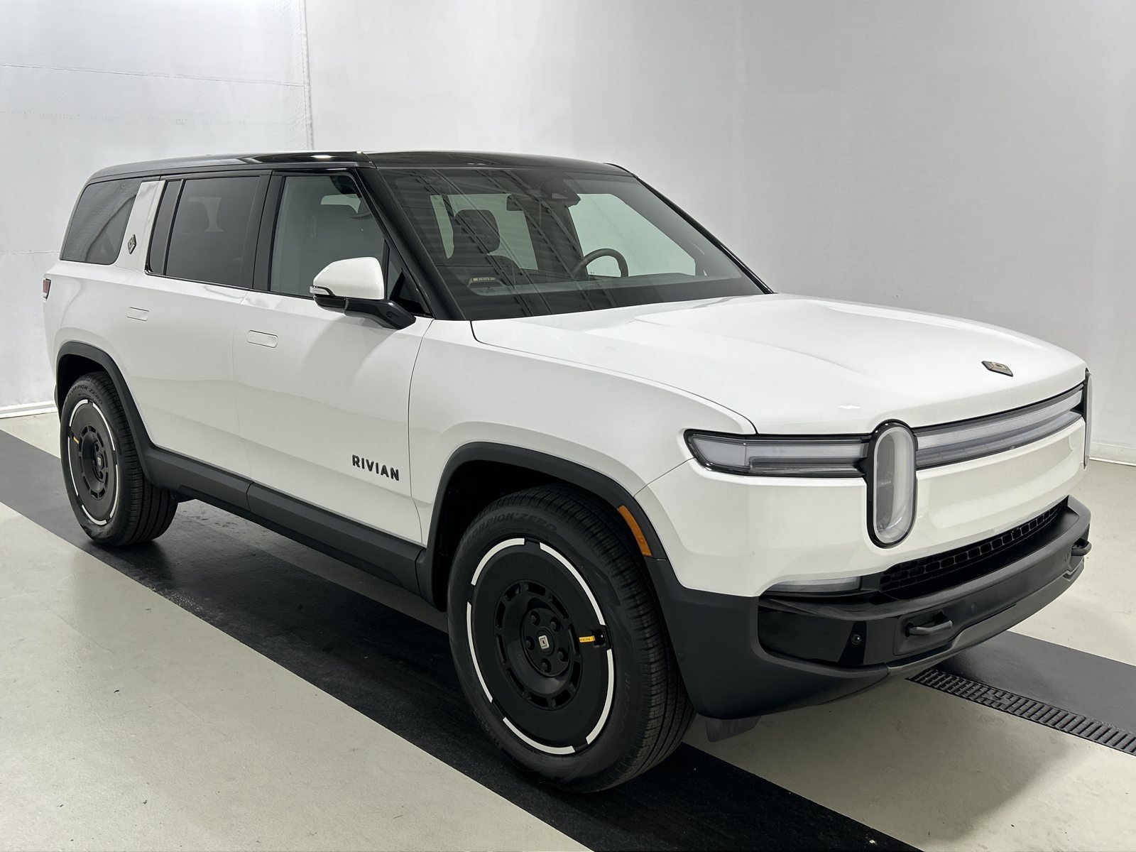 Used 2025 Rivian R1S Adventure Dual AWD/4WD image 7