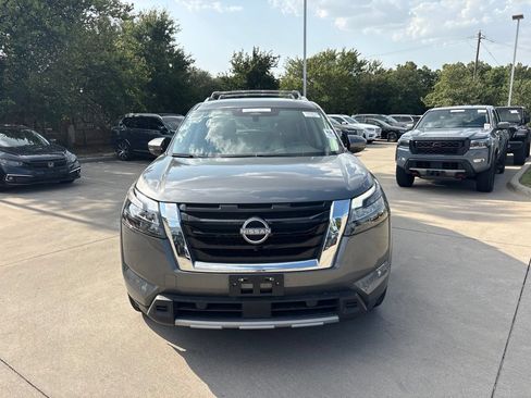 Used 2025 Nissan Pathfinder SL FWD image 2