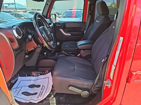 Used 2014 Jeep Wrangler Unlimited Rubicon w/ Connectivity Group AWD/4WD image 12
