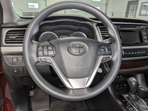 Used 2018 Toyota Highlander LE image 35