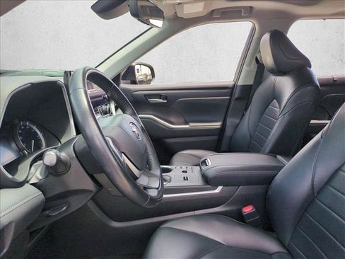 Used 2023 Toyota Highlander XLE FWD image 16