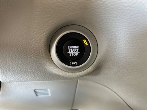Used 2021 Chrysler Pacifica Limited w/ Uconnect Theater Family Group FWD image 28