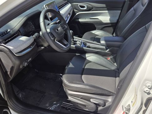 Used 2025 Jeep Compass Latitude AWD/4WD image 9