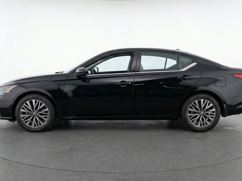 Used 2025 Nissan Altima 2.5 SV FWD image 5