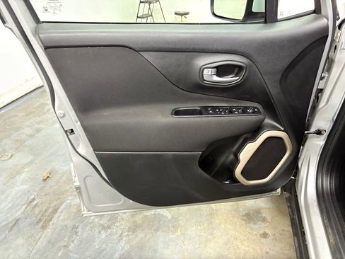 Used 2017 Jeep Renegade Latitude image 9