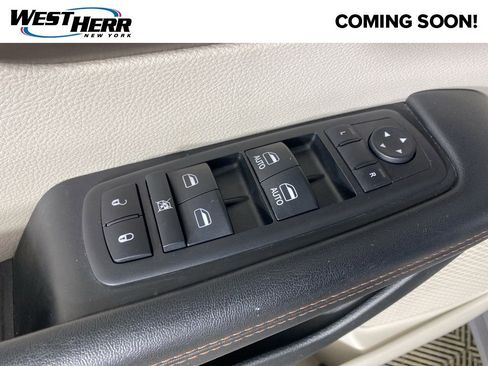 Used 2018 Chrysler Pacifica Touring-L image 13