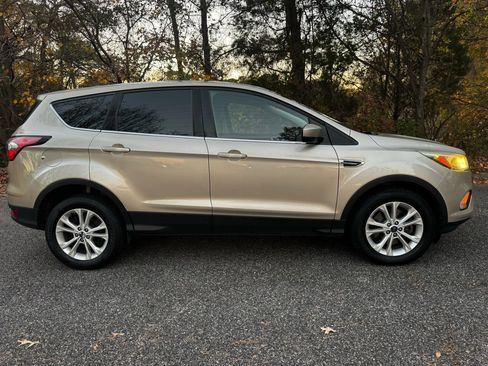 Used 2017 Ford Escape SE image 3