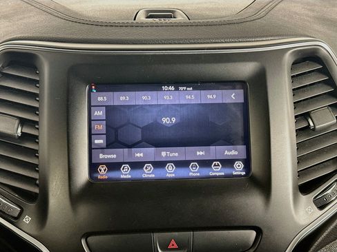 Used 2019 Jeep Cherokee Latitude Plus AWD/4WD image 19