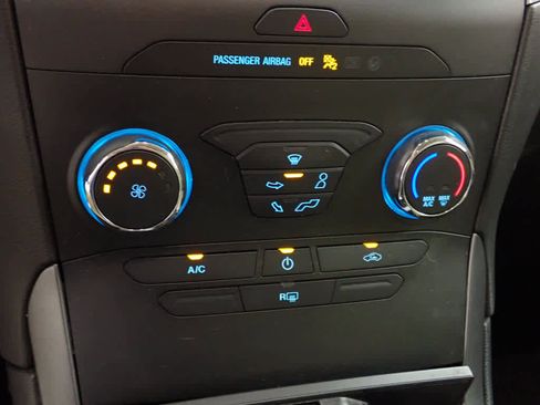 Used 2019 Ford Edge SE image 19