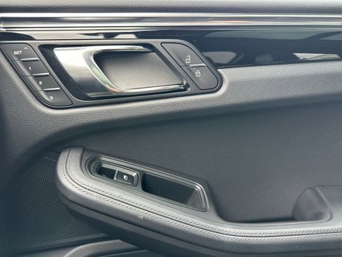 Certified 2025 Porsche Macan AWD/4WD image 19