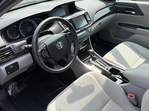 Used 2017 Honda Accord EX image 9