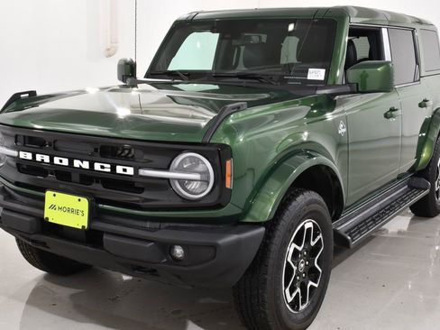 Used 2025 Ford Bronco Outer Banks AWD/4WD image 2