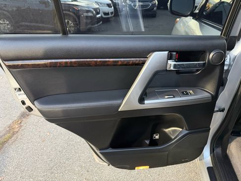 Used 2013 Toyota Land Cruiser image 25