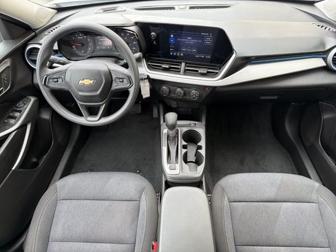 Used 2024 Chevrolet Trax LS w/ LS Convenience Package FWD image 3