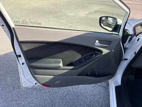 Used 2017 Kia Forte LX image 11
