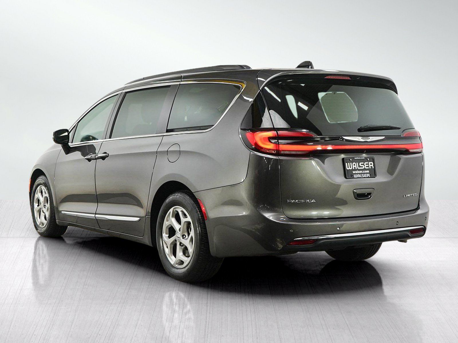 Used 2023 Chrysler Pacifica Limited FWD image 4