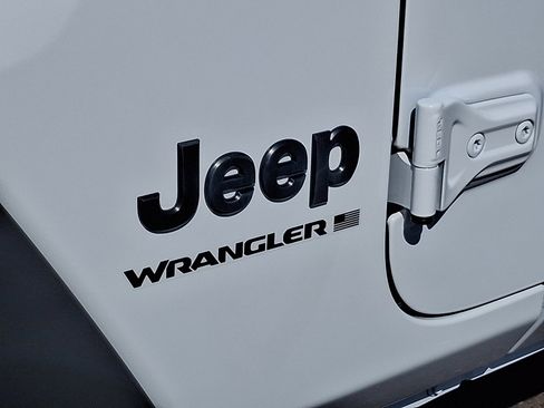 Used 2025 Jeep Wrangler Sport AWD/4WD image 29