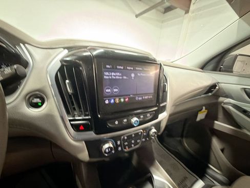 Used 2020 Chevrolet Traverse LT FWD image 17