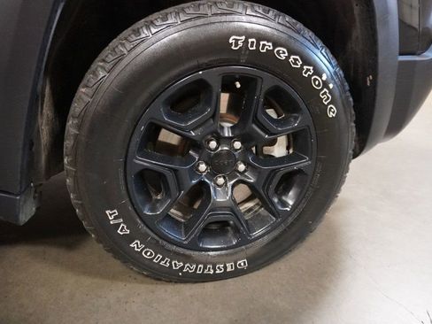 Used 2022 Jeep Cherokee Trailhawk image 7