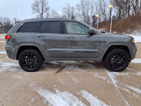 Used 2022 Jeep Grand Cherokee Laredo X image 7