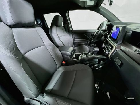 Certified 2025 Toyota Tacoma SR5 AWD/4WD image 24
