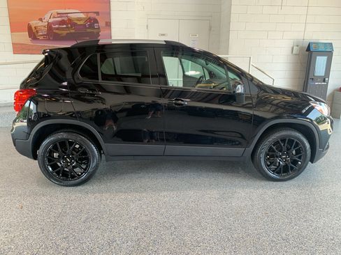 Used 2022 Chevrolet Trax LT w/ Midnight Edition AWD/4WD image 11