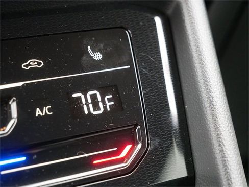 Certified 2025 Volkswagen Taos SE image 34