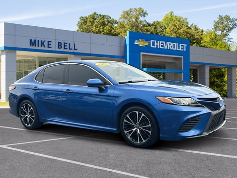 Used 2018 Toyota Camry SE FWD image 1