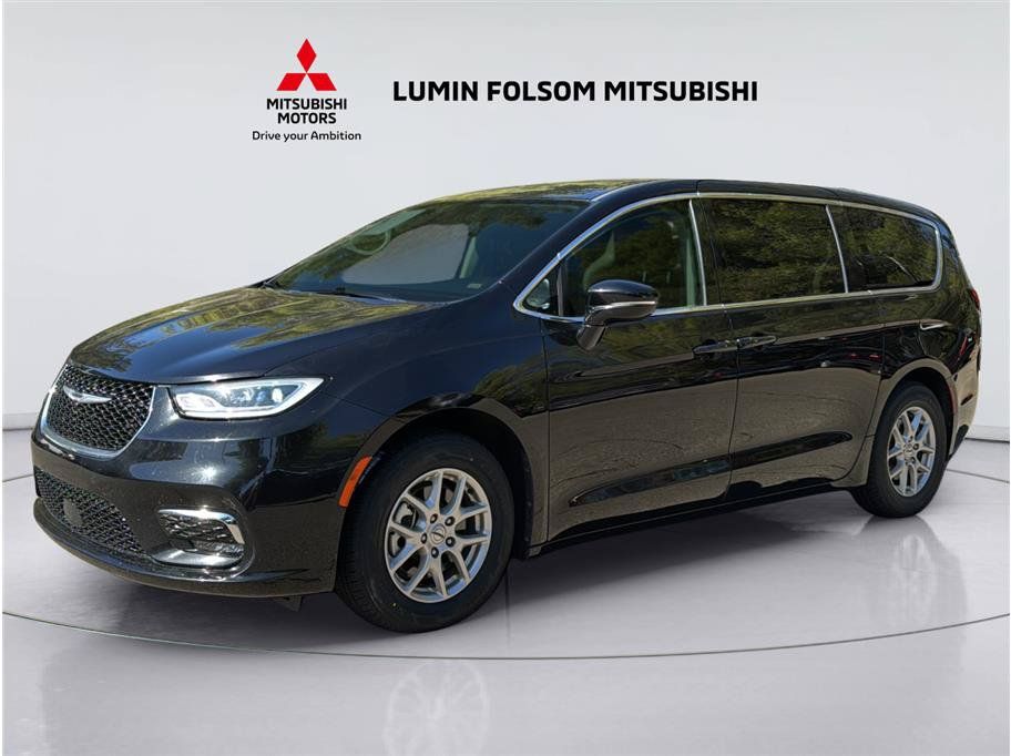 Used 2024 Chrysler Pacifica Touring-L FWD image 1