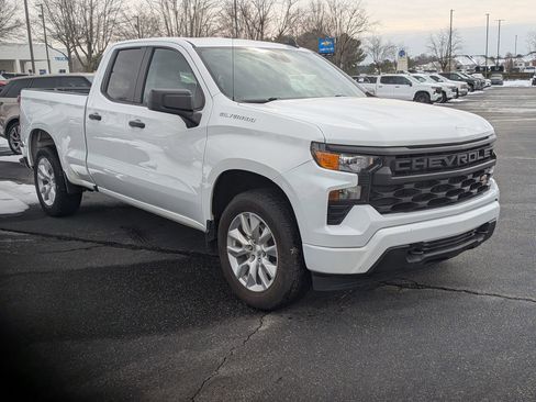 Used 2023 Chevrolet Silverado 1500 Custom image 2
