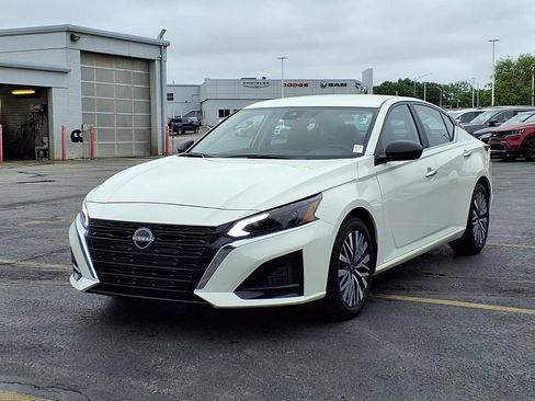 Used 2025 Nissan Altima 2.5 SV FWD image 2