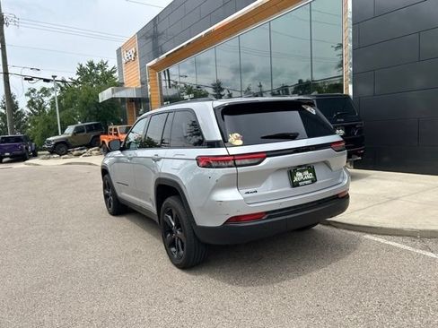 Used 2024 Jeep Grand Cherokee Altitude AWD/4WD image 12