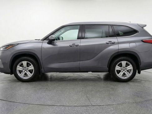 Used 2025 Toyota Highlander LE image 5