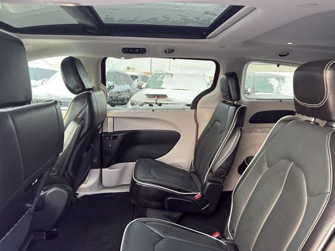 Used 2024 Chrysler Pacifica Limited image 32