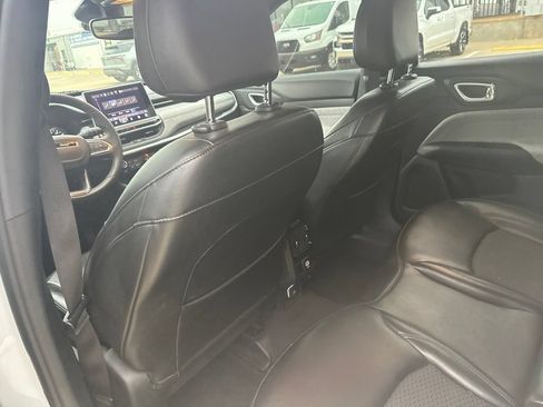 Used 2023 Jeep Compass Latitude AWD/4WD image 25