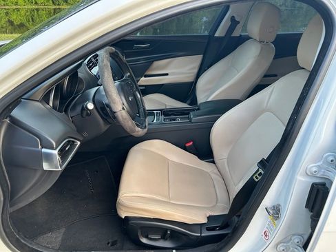 Used 2018 Jaguar XE RWD image 15