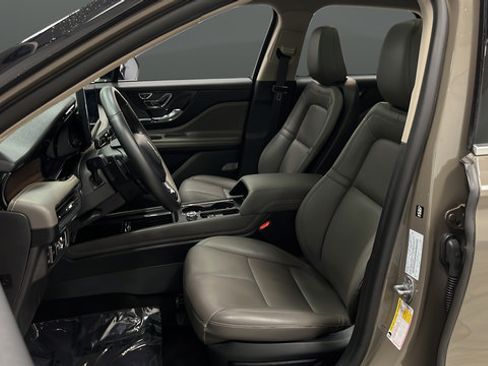 Used 2025 Lincoln Corsair Grand Touring AWD/4WD image 9