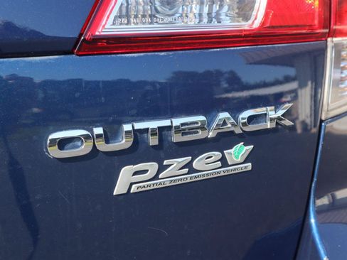 Used 2011 Subaru Outback 2.5i Limited w/ PWR Moonroof Pkg AWD/4WD image 27