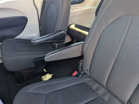 Used 2022 Chrysler Voyager LX image 14