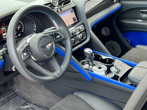 Used 2025 Bentley Bentayga image 16