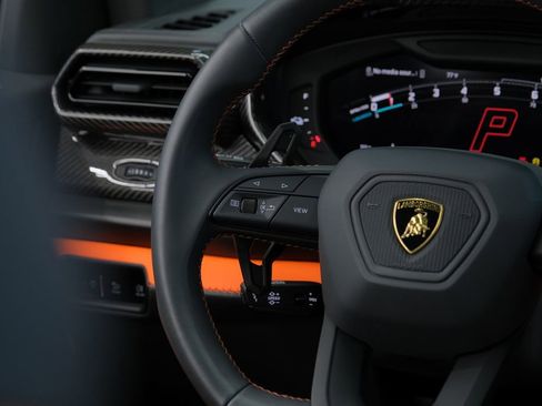 Used 2025 Lamborghini Urus SE AWD/4WD image 67