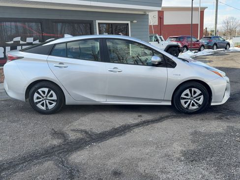 Used 2017 Toyota Prius Two image 4