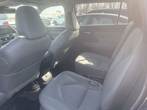 Used 2022 Toyota Highlander XLE image 13